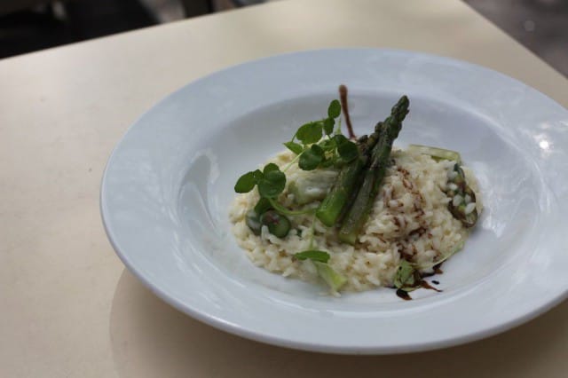 Pinellan parsarisotto ei häviä burgerille. Kesäkurpitsaa ja tuoreet parsanversot tuovat tuulahdukseen kesää annokseen.