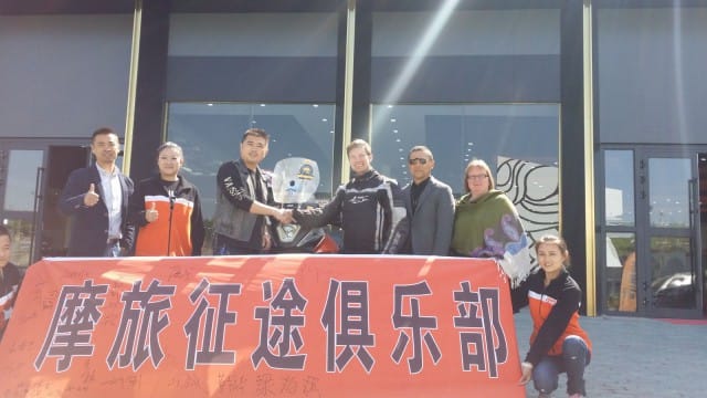 Moottoripyörää noutamassa Kiinassa Urumqissa.