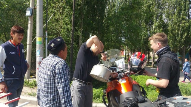 Tämä oli uusi käytäntö minulle Kiinassa. Moottoripyörän tankki täytetään huoltoaseman ulkopuolella. Bensa kannetaan kannulla bensamittarilta.