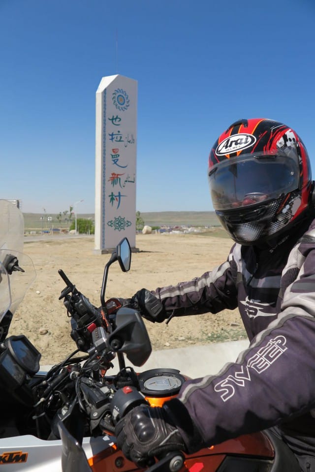 Matkalla moottoripyörällä Kanas järvelle. Kiinassa radiopuhelimen käyttöön pitää olla lupa. Matkatoimisto voi sen järjestää. Tosin ei kaikki poliisit sitä lakia tiedä, joten selvisimme selittämällä, että se on moottoripyörän ja matkaoppaan välistä ko