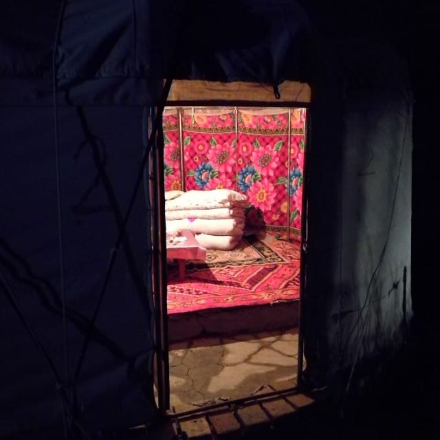 Vuoristossa päädyimme dinnerille Kazakkien jurttaan. Luomulammasta.