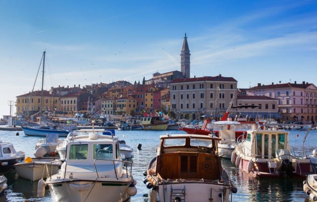 Rovinjin kaunis kaupunki Adrianmeren rannalla.