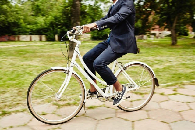 Turussa pyöräillään puku päällä.
