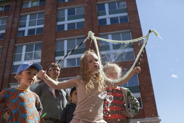 Tuolloin 5-vuotias Vilja Nurmi näytti viime vuoden festareilla, miten syntyy kunnon kupla.