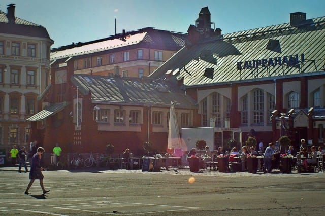 Hietalahden kauppahallin ovet pysyvät tänä lauantaina auki puoleen yöhön.