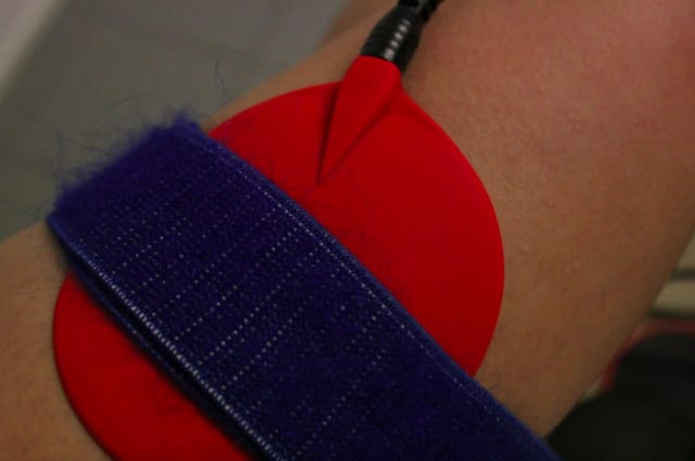 Lätkät kiinnitetään ihoon geelin ja tarranauhojen avulla.