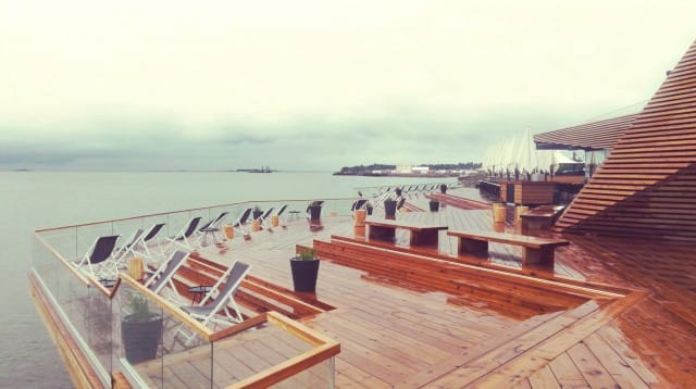 Hernesaaren Löylyn terassilla tarjoillaan saunojille uimisen ja vilvoittelun lisäksi vaikka skumppaa.