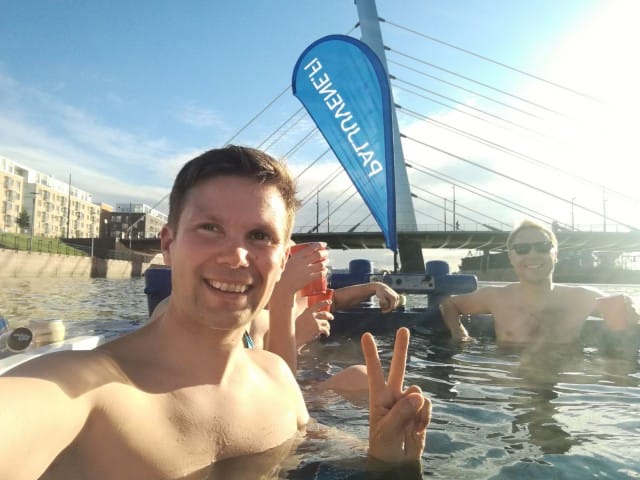 Paljuveneestä voi vaikka pulahtaa meressä uimassa jäähdyttelemässä. Vasemmalla Ilkka Lavas ja oikealla paljuveneen yrittäjä ja kippari Miika Mansikkamaa.