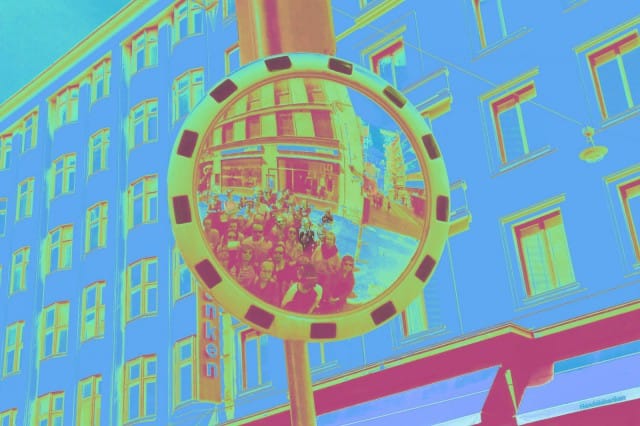 Tämä ryhmäkuva on otettu robotin käskystä.