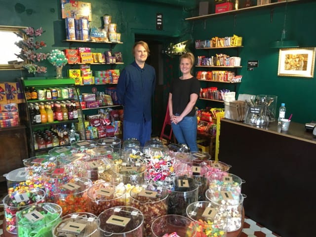 Sisarukset Martti ja Marja Koskela ovat valinneet kaupan jokaisen makeislajin yksitellen.