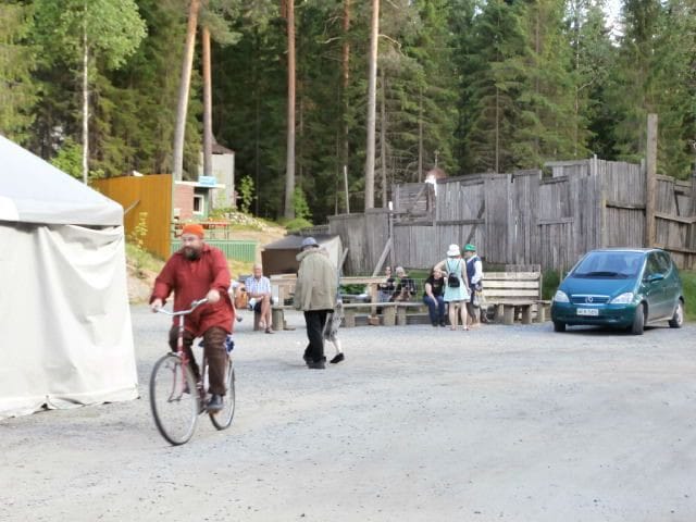 Pentti otti tauolla pyörän ja lähti kai nais... paukuillepas?