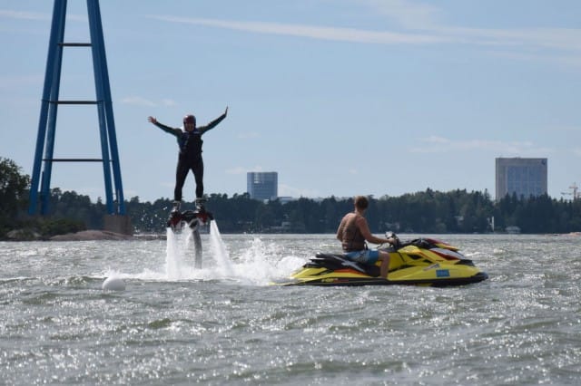 Onko se lintu? Lentokone? Ei! Se on lentävä toimittaja!