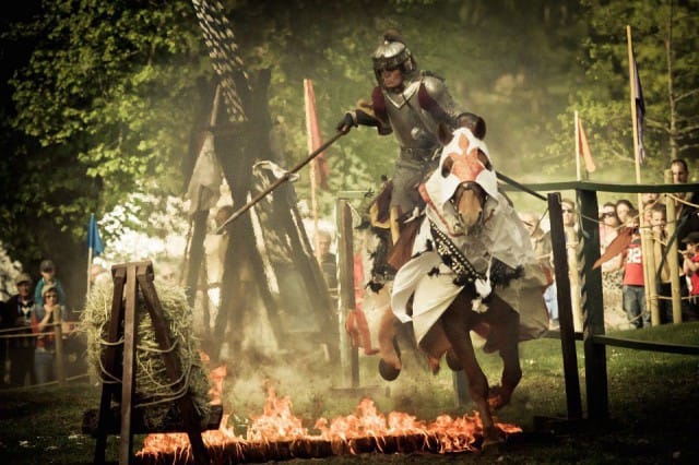 Skill at Arms on hevostaistelulaji, jossa lyödään päitä miekoilla ja pistetään kohteita keihäillä.