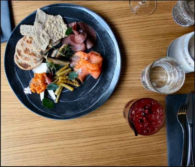 Superherkkuna alkupalaksi maistelulautanen 'Lapin makupaloja' sekä raikas karpalodrinkki Taivaskero.