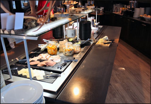 Aamiaistarjoilu on sopivan laaja muttei yritä väkisin miellyttää kaikkia. Lappitwisti tulee juuri sopivasti esiin kuitenkaan olematta epäkäytännöllinen tai yksipuolinen.