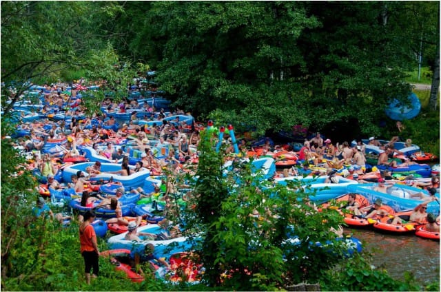 Kaljakelluntaan osallistuu joka kesä tuhansia kellujia.