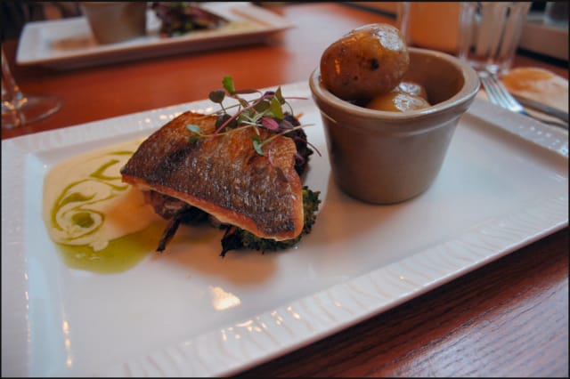 Paistettua siikaa, rapukermassa haudutettua perunaa ja Beurre Blanc -kastiketta.