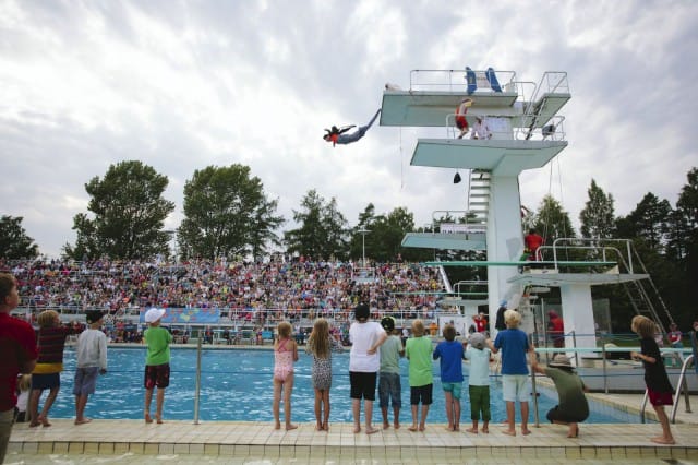 Onko se lintu? Onko se lentokone? Ei – sehän on pelle!