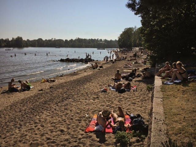 Mustikkamaan ranta on kesällä satoja metrejä kuumaa hiekkaa.