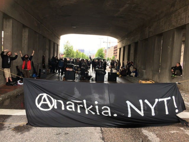 Anarkistinen tapahtuma katkaisi liikenteen Teollisuuskadulla Sturenkadun sillan alla.