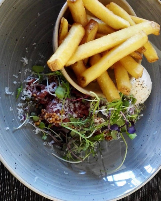 Alkuun tuhti ja herkullinen tartar.