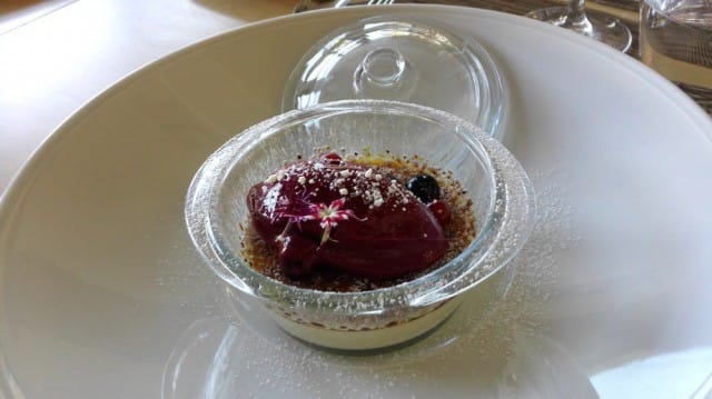 Vanilja crème brûlée ja mustaherukka sorbettia.