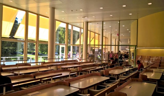 Töölön restauroidussa kirjastossa on yksi Helsingin olohuone