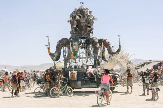 Burning Maniin rakentuu festarin aikana toinen toistaan upeampia taideinstallaatioita.