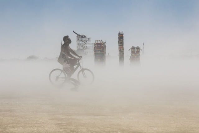 Keskellä autiomaata pölyää pahemman kerran...