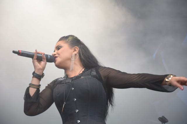 Aikakoneen Sani antautui musiikin vietäväksi täysin.