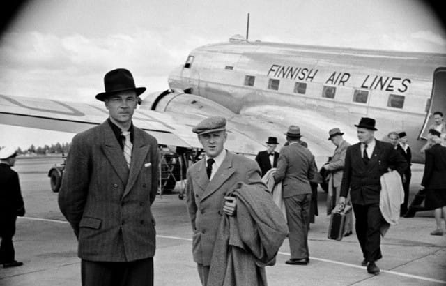 Matkustajat poistumassa koneesta 1947