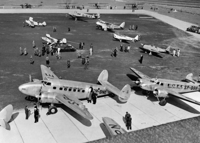 Pienkoneita laskeutuneena Malmin kentällä.