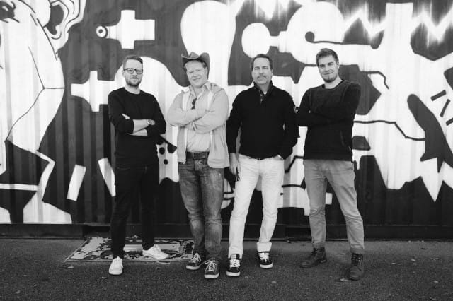 UTUn tekijätiimiin kuuluvat James Cowx (vas.), Sampo Raudaskoski, Jyrki Kavilo ja Pasi Lindqvist. Kuvasta puuttuu Henri Heikkinen.