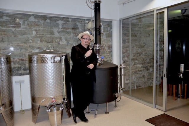 Tislaamomestari Juha Väänänen ja Algothin tislaamolaitteet.