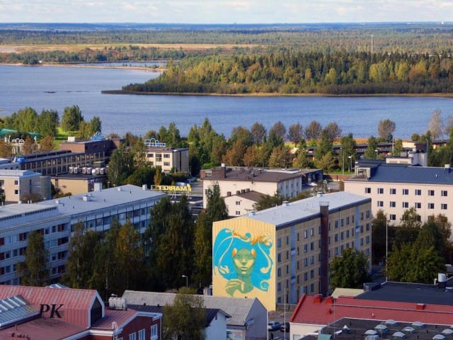 Kemin kaupunkikuvaa komistaa balilaistaiteilija WD:n kasvokuva.