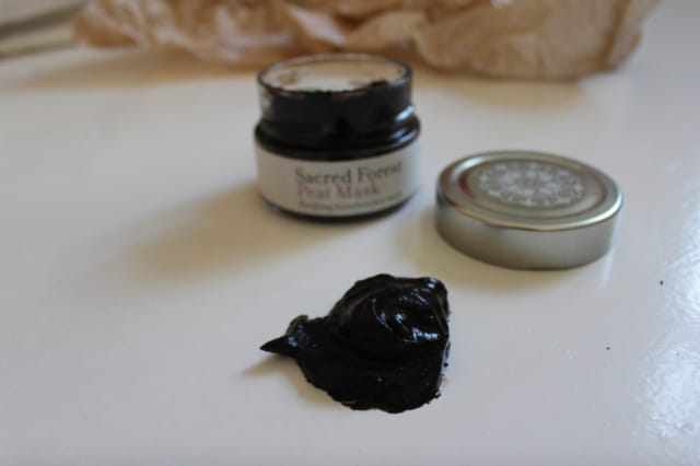 Turvenaamio on ihastuttavan musta.