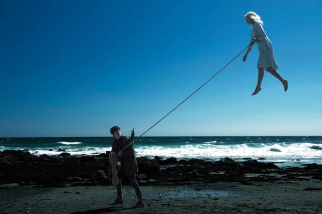 Jake (Asa Butterfield) ja Emma (Ella Purnell) löytävät toisensa orpokodista.