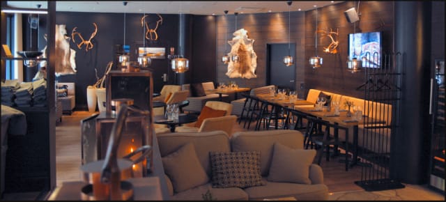 Dabbal ravintola-alue on täynnä upeita tummia värejä sekä sopivasti lappitunnelmaa.
