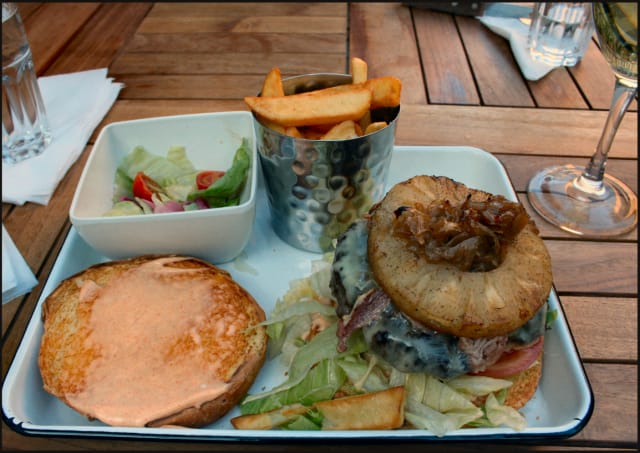 Aussie burger - karamellisoitua sipulia, paistettua ananasta, juustoa sekä savupaprikamajoneesia