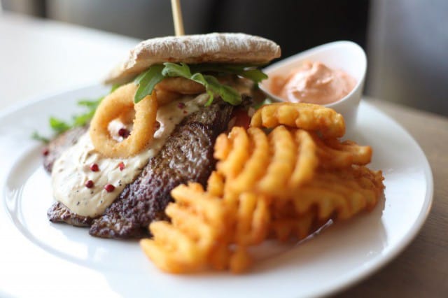 Golden Grillin Golden burgerin maustaa itsetehty pippurikastike.