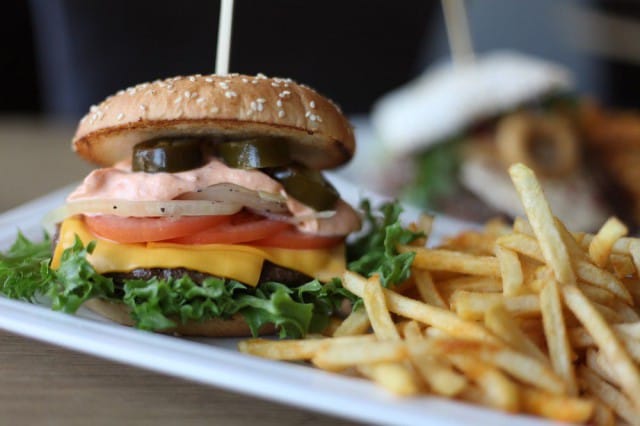 Tulisempien makujen ystäviä hellitellään Golden Grillin hotburgerilla.