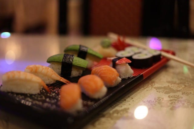 SYÖ!-sushiannokseen kuuluu 8 nigiriä ja neljä makirullaa. Ei jää nälkä!