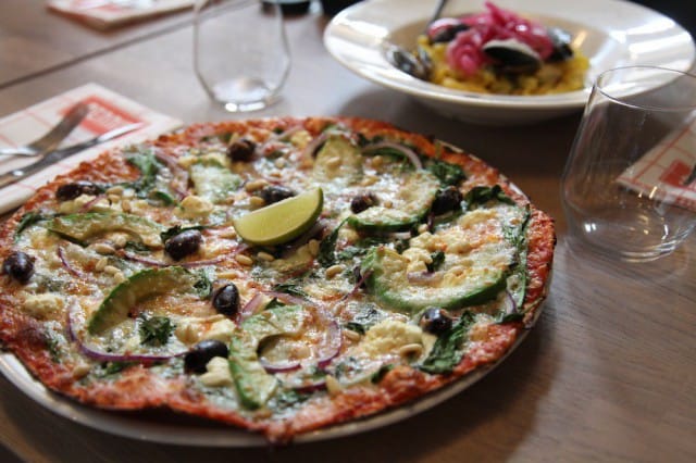 Denniksen Salernon täyttävät avokado, feta, tuore pinaatti, punasipuli, oliivit, lime, pinjasiemenet ja mozzarella.