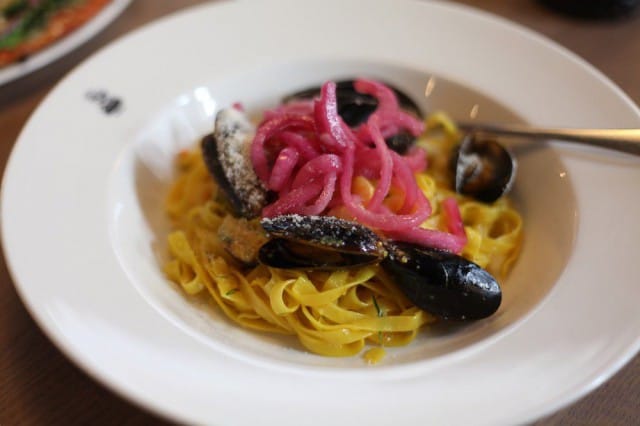 Denniksen Fettucine Tresassa on sinisimpukoita, katkarapuja, valkosipulia, tilliä, marinoitua punasipulia ja herkullista valkoviini-sahramivoikastiketta.