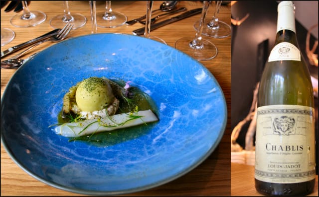 Miekojärven ahventa savustettuna sekä pyreenä, hiillostettua avomaan kurkkua, merilevä & tilliliemi sekä tillikurkku sorbettia. / VIINI: Louis Jadot Chablis Bourgognesta