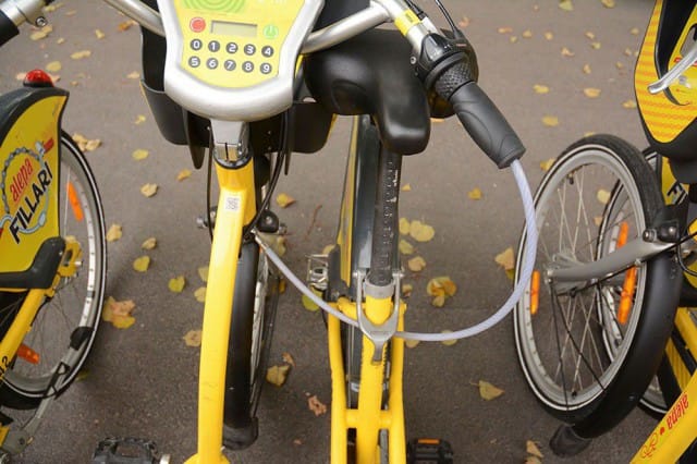 Kaupunkipyörän vaijerilukitus.