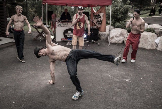 Ranchin TUFF! In the Woods -minifestareilla oli läsnä kaikki hiphopin elementit graffitista, deejiiden ja räppäreiden kautta breikkareihin. Hiphop-akti Toistuvat Yllätykset viihdytti yleisöä.