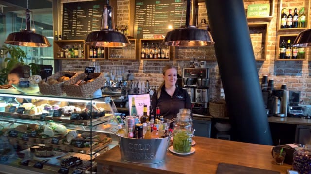 Vuorovastaava Jenna Töyräs esitteli valikoimaa.