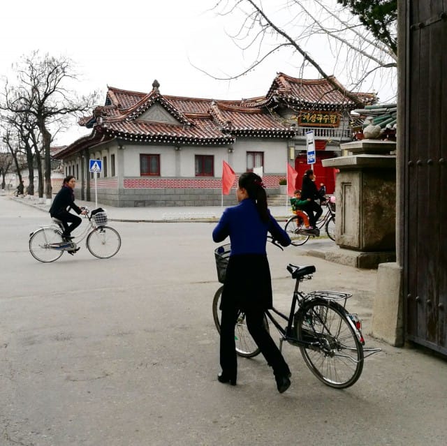 Tässä kohden tuli stoppi. Emme saa mennä kaupungille kävelemään, koska siitä olisi pitänyt ilmoittaa virastoon etukäteen. Puuh.