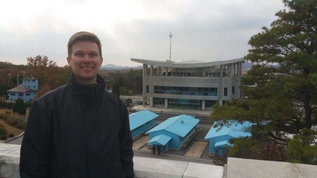 Rajalla. Aseistamattomalla vyöhykkeellä. Toisella puolella Etelä-Korea.